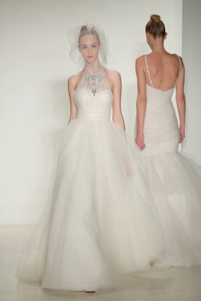 Otro modelo de Amsale tiene además del tul aplicaciones de pedrería en el cuello, lo que da un punto focal en el aspecto romántico.