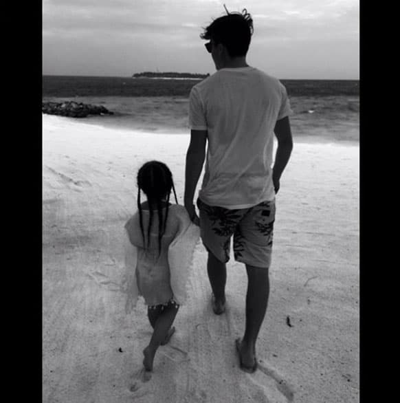 Brooklyn y Harper Beckham son dos hermanos adorables que pasean por la playa juntos.