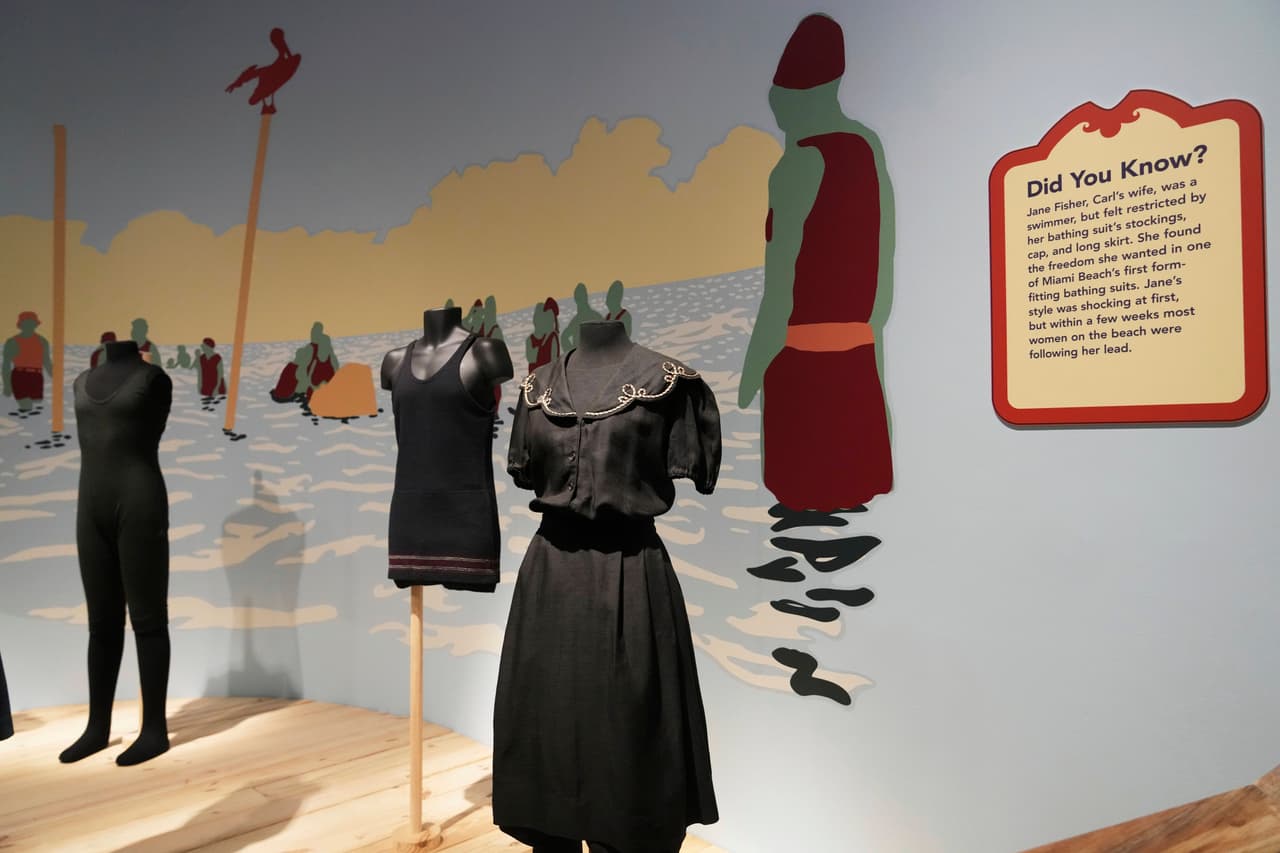 Piezas de la exposición Waves of Style Swimwear Through the Decades, que recorre la historia de los trajes de baño en el último siglo, en el Museo HistoryMiami, el 7 de mayo de 2025, en Miami. (AP Foto/Lynne Sladky)