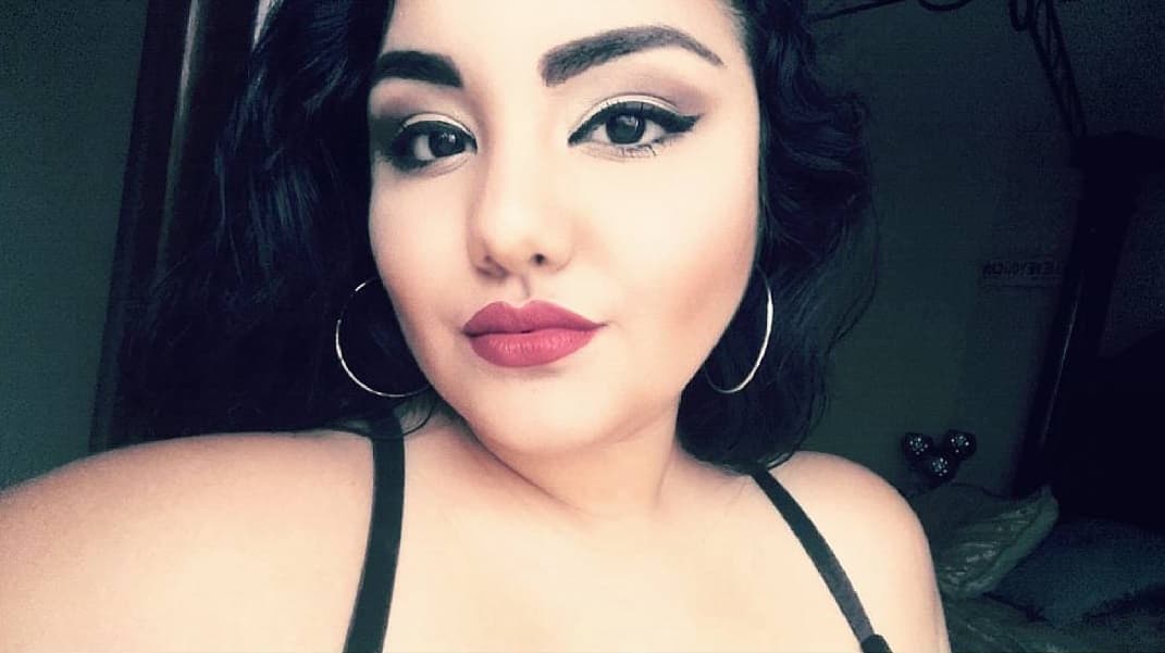 La participante no se queda atrás cuando se trata de utilizar esta tendencia en maquillaje para ojos.