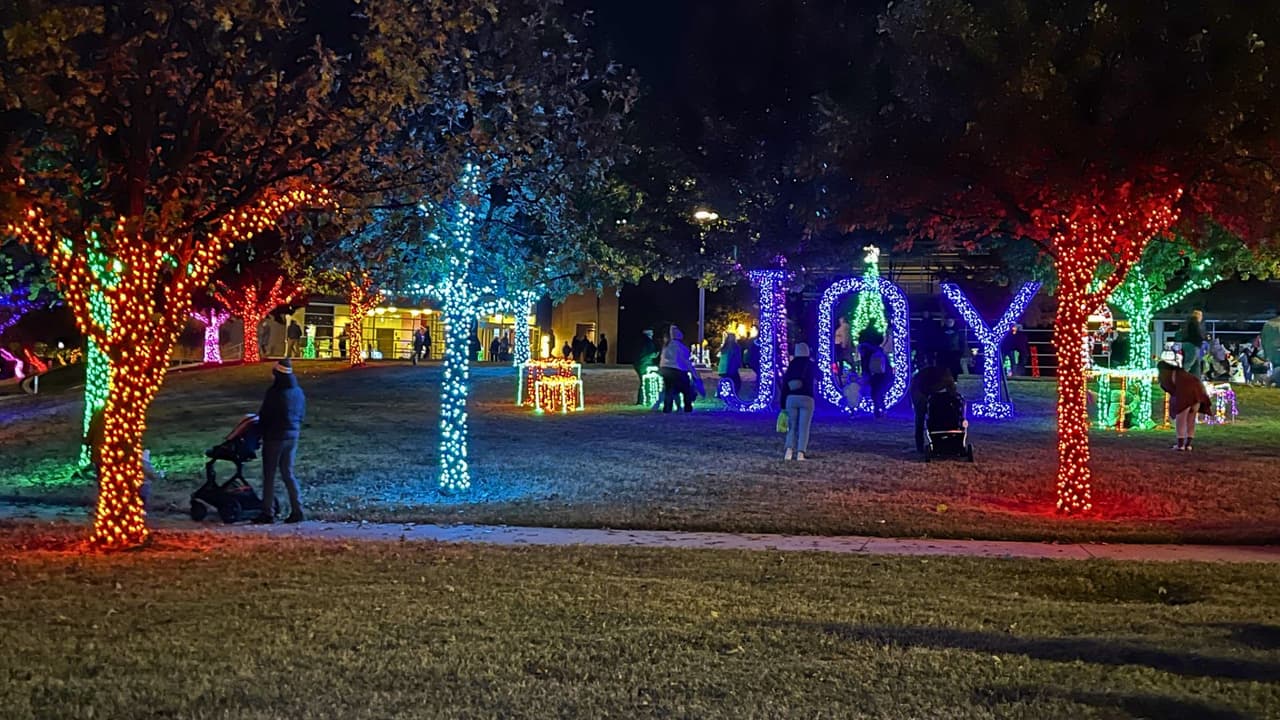 <h3 class="cms-H3-H3">North Richland Hills (Hawk Avenue)</h3>
<br>🌟 Recorre Hawk Avenue entre la biblioteca de North Richland Hills y el NRH Centre para disfrutar del destello de miles de luces y un árbol de Navidad de 46 pies de alto.
<br>📆 
<b>Fecha: </b>Del 25 de noviembre al 5 de enero.
<br>⏰ 
<b>Horario: </b>5:30 p.m.
<br>📍 
<b>Ubicación: </b>
<a href="https://maps.app.goo.gl/vACLrtSf3m8DuvgW6" target="_blank">NRH Centre, 6000 Hawk Ave., North Richland Hills</a>
<br>
<a href="https://www.nrhtx.com">nrhtx.com</a>