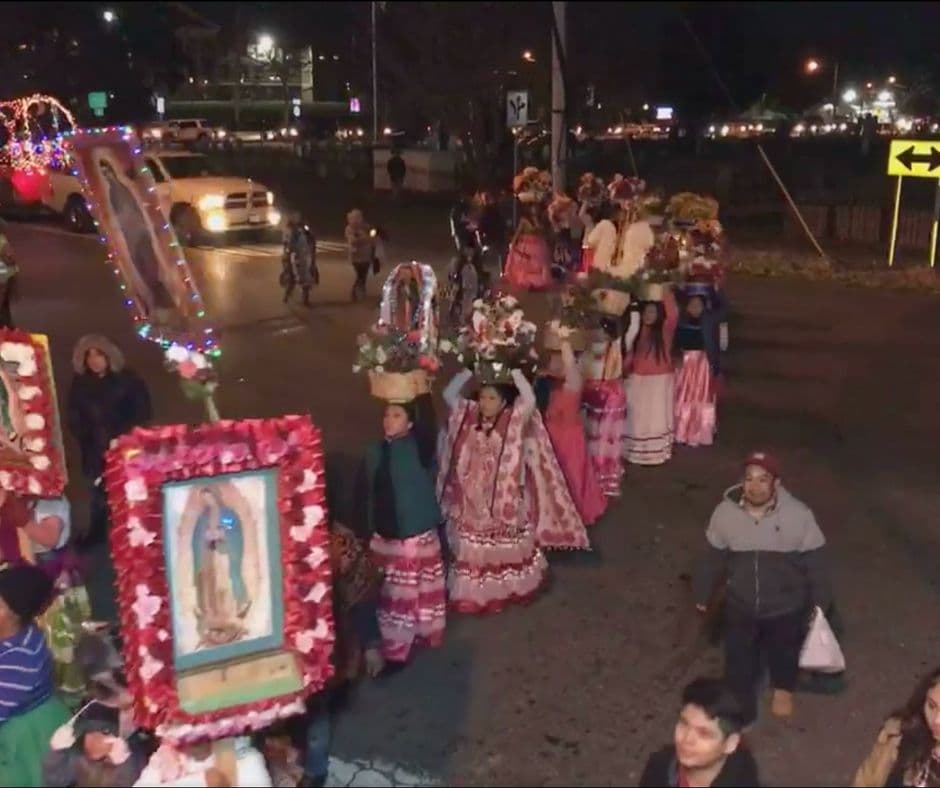 En este día, personas de todas partes de México se dirigen al principal centro religioso de México en la Basílica de la Virgen de Guadalupe, ubicada en Villa de Guadalupe Hidalgo, un barrio al norte de la Ciudad de México.