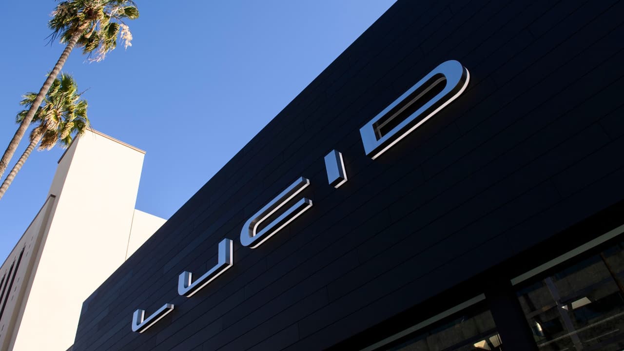 La compañía de autos eléctricos Lucid anuncia despidos de más de 1,000 de sus empleados en la planta de Arizona