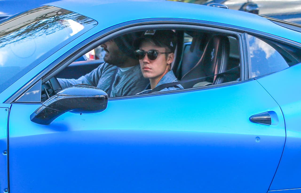 Y Bieber y sus invitados destrozaban las viviendas. Además, muchos de los vecinos de Bieber se quejaban de su mala actitud y de la manera peligrosa en la que conducía sus carros por el vecindario.
