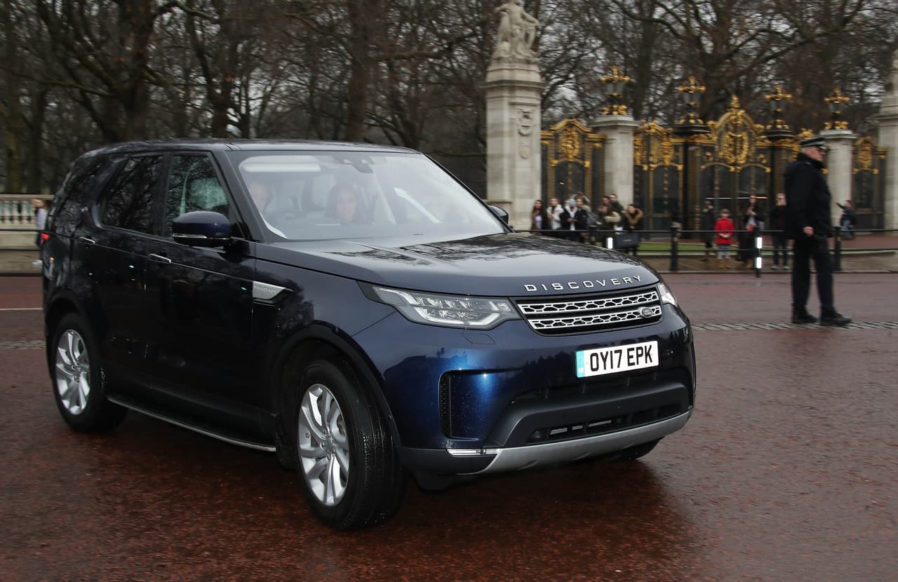 Bajo la mirada de unos cuantos curiosos, el príncipe Harry y Meghan Markle salieron del palacio cerca de las 3:30 de la tarde, hora local.