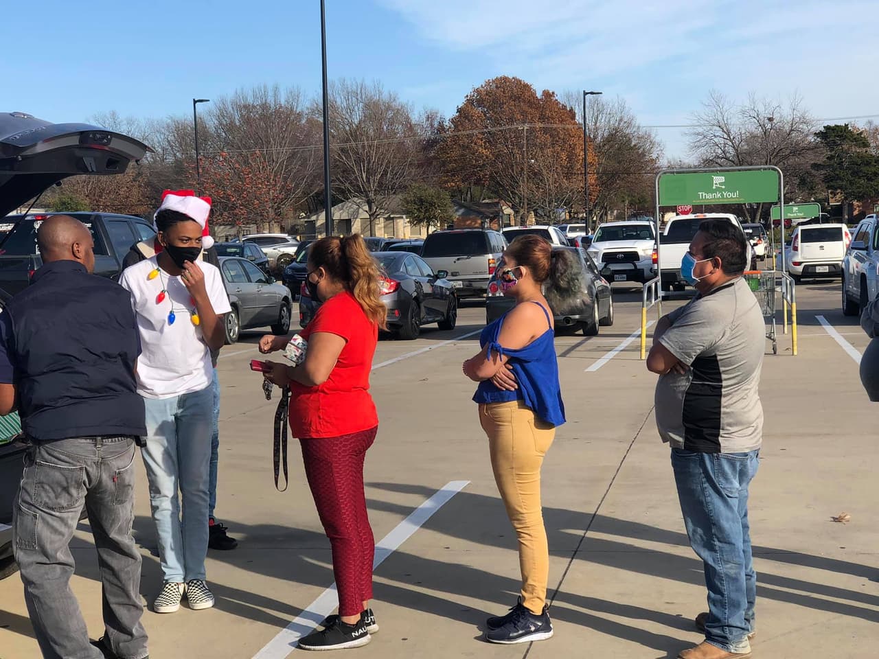 Varias personas hicieron línea para recibir los regalos.