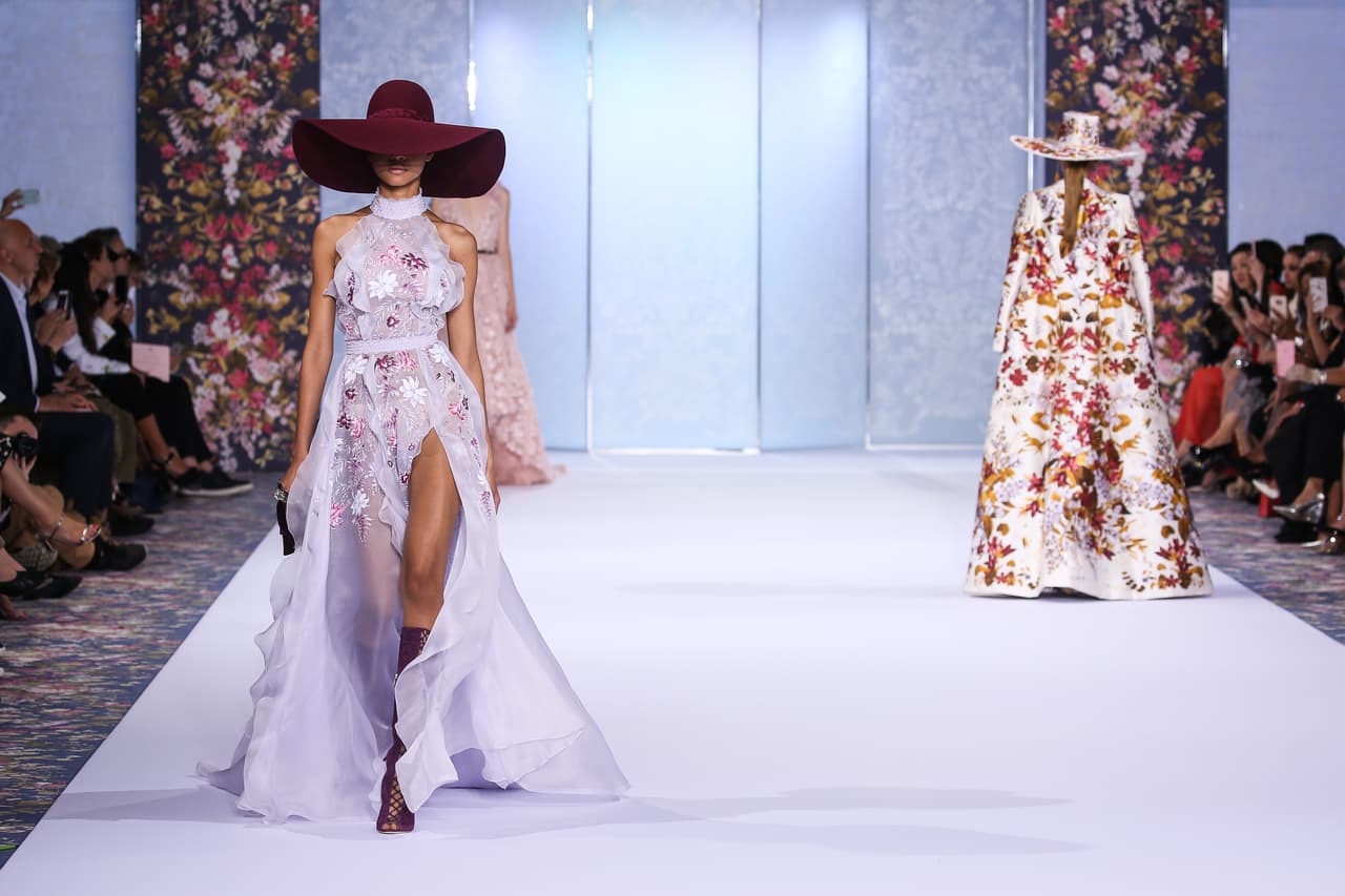Nada como los holanes y las flores sobre un pálido fondo diáfano para invitar a la travesura, como es el caso de este vestido de Ralph & Russo. Su sorprendente combinación con unas castigadoras botas a la rodilla, sería un hit arrollador para Roselyn, cuyas torneadas piernas ya han dado mucho de qué hablar.
<br>