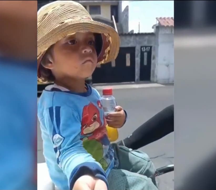 El conmovedor video del joven bailarín, con uno de sus hijos en su espalda y otro sobre la carretilla de helados, conmovió tanto a la comunidad que
<b>muchas personas salieron para apoyarlo y comprarle muchos helados. </b>
<br>