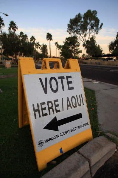 La votación temprana por correo es posible para los electores afiliados a un partido político reconocido incluyendo republicano, demócrata, libertario o American Elect.