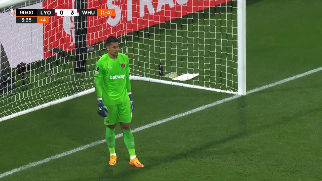 ¡TIRO ATAJADO! disparo por Saïd Benrahma.