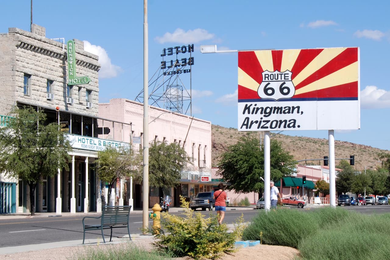 <b>Puesto 25. Lake Havasu City-Kingman (Arizona)</b>
<br>
<br>Tasa de ejecuciones hipotecarias: 518 unidades de vivienda por cada ejecución hipotecaria (total de solicitudes ejecución hipotecaria: 221)
<br>
<br>Precio promedio de las viviendas: 297,000 dólares.
<br>
<br>Total de unidades de vivienda: 114,573
<br>
<br>Población: 207,695
<br>
<br>En las principales áreas metropolitanas del país hay 105.2 millones de unidades de vivienda, de las cuales 26,481 se registraron en ejecución hipotecaria en el primer trimestre de 2021. Esto equivale a 3,971 viviendas por cada ejecución hipotecaria.
<br>
<br>Para determinar las ciudades
<a href="https://247wallst.com/special-report/2021/06/24/the-american-city-with-the-most-foreclosures-2/"><u> con mayor cantidad de ejecuciones hipotecarias</u></a>, 24/7 Wall St. revisó los datos del primer trimestre de 2021 en las principales áreas metropolitanas recopilados por ATTOM Data Solutions,
<a href="https://www.attomdata.com/sem/brand/?creative=496324954230&keyword=attom%20data&matchtype=p&network=g&device=c&gclid=Cj0KCQjw5uWGBhCTARIsAL70sLLbsZep6wsEl73NahVg_1B6kaWIGuKy7VOYMi03SIn0mgXZM284QT4aArcKEALw_wcB"><u>una compañía que analiza las estadísticas de bienes raíces</u></a>.
<br>