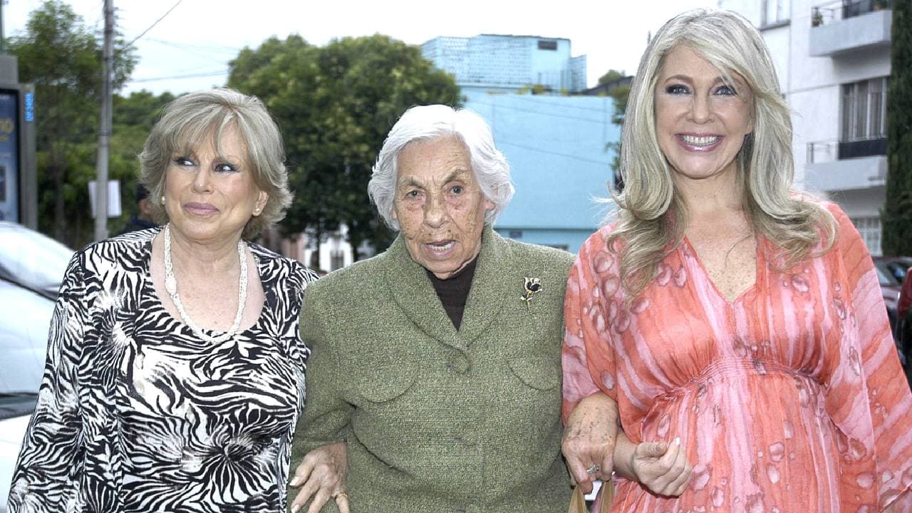 De derecha a izquierda: Ernestina Sodi junto a su abuela Eva Mange y su madre Yolanda Miranda Mange.