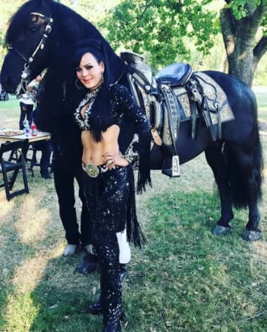 Pero no todo en la vida de la también actriz es color de rosa. La costarricense enfrentó una decepción amorosa por parte del cantante Joan Sebastian, con quien procreó a Julián, su único hijo. El joven tuvo problemas con el alcohol y en gran medida, gracias a su madre pudo combatir la enfermedad.