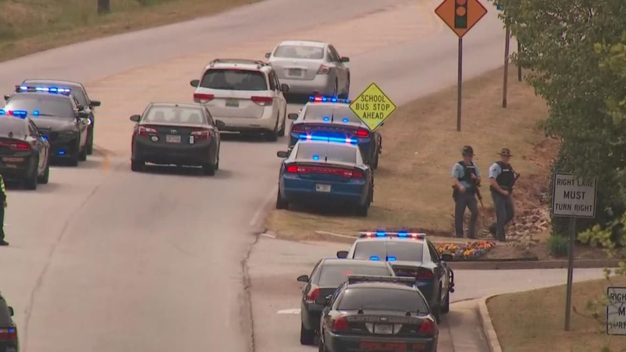 La situación comenzó el jueves por la mañana, cuando dos oficiales atendieron un llamado de un pleito doméstico en una vivienda en Stockbridge, al sur de Atlanta.