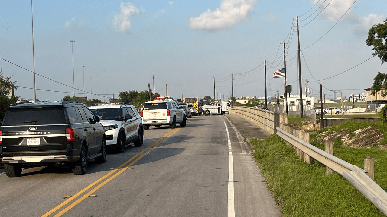 Bebé y mujer mueren cuando un vehículo cae a un río de Texas; hispano rescata a otros niños