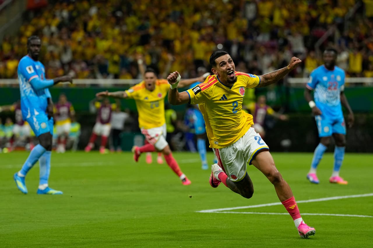 El colombiano Daniel Muñoz celebra tras marcar el primer gol de su equipo durante el partido de fútbol del Grupo K de la Copa del Mundo entre Colombia y el Congo en Zapopan, cerca de Guadalajara, México, el martes 23 de junio de 2026.