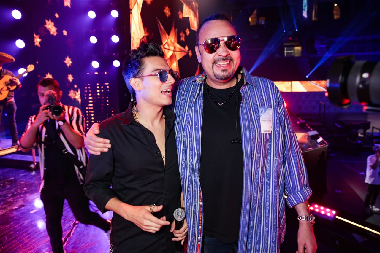 El colombiano Pipe Bueno, quien compite este año en la categoría Regional Roots 2.0 (El agave de la música), aprovechó para intercambiar puntos de vista con Pepe Aguilar.