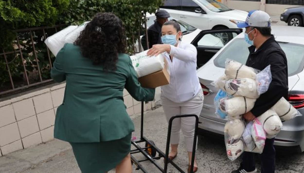 En un mes, Los Ángeles abraza a 118 inmigrantes enviados en autobuses desde Texas