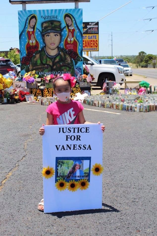 Alrededor de 40 vehículos se dieron cita para salir hacia la base militar.