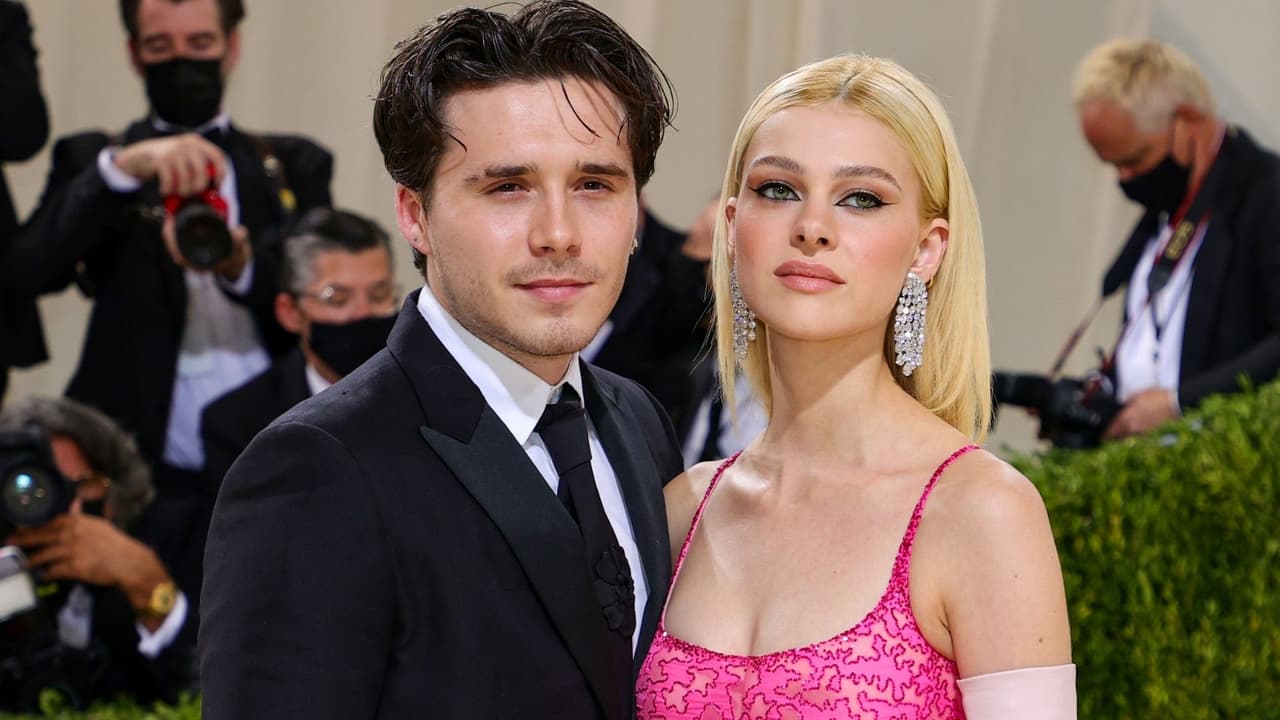Una frase bordada en azul y otros detalles del vestido de novia de Nicola Peltz