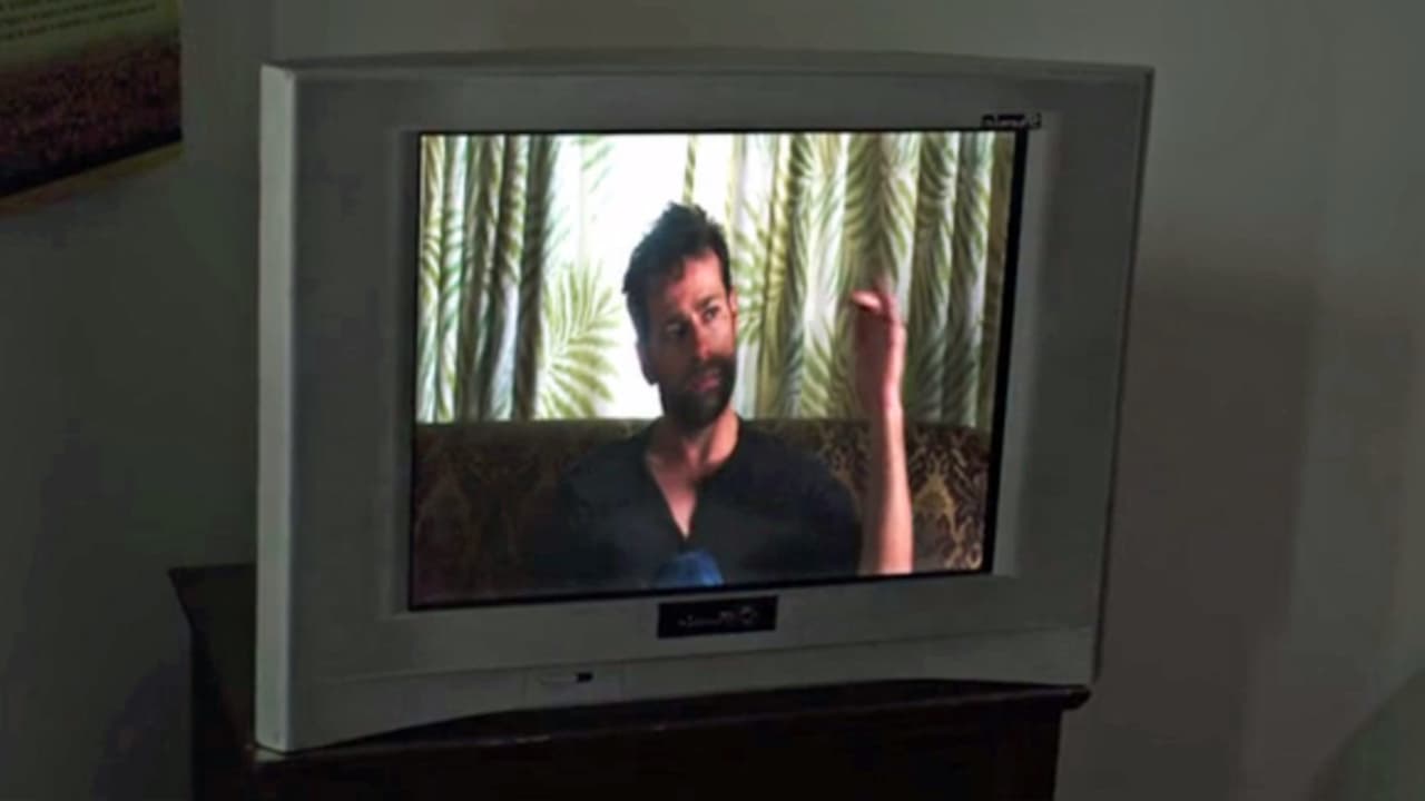 Mientras Labrador recibía información sobre las últimas encuestas, en la televisión se difundió un video donde Carlos Almada afirmó que había un complot y que hombres poderosos se habían unido para impedir el ascenso del candidato de la oposición a la presidencia