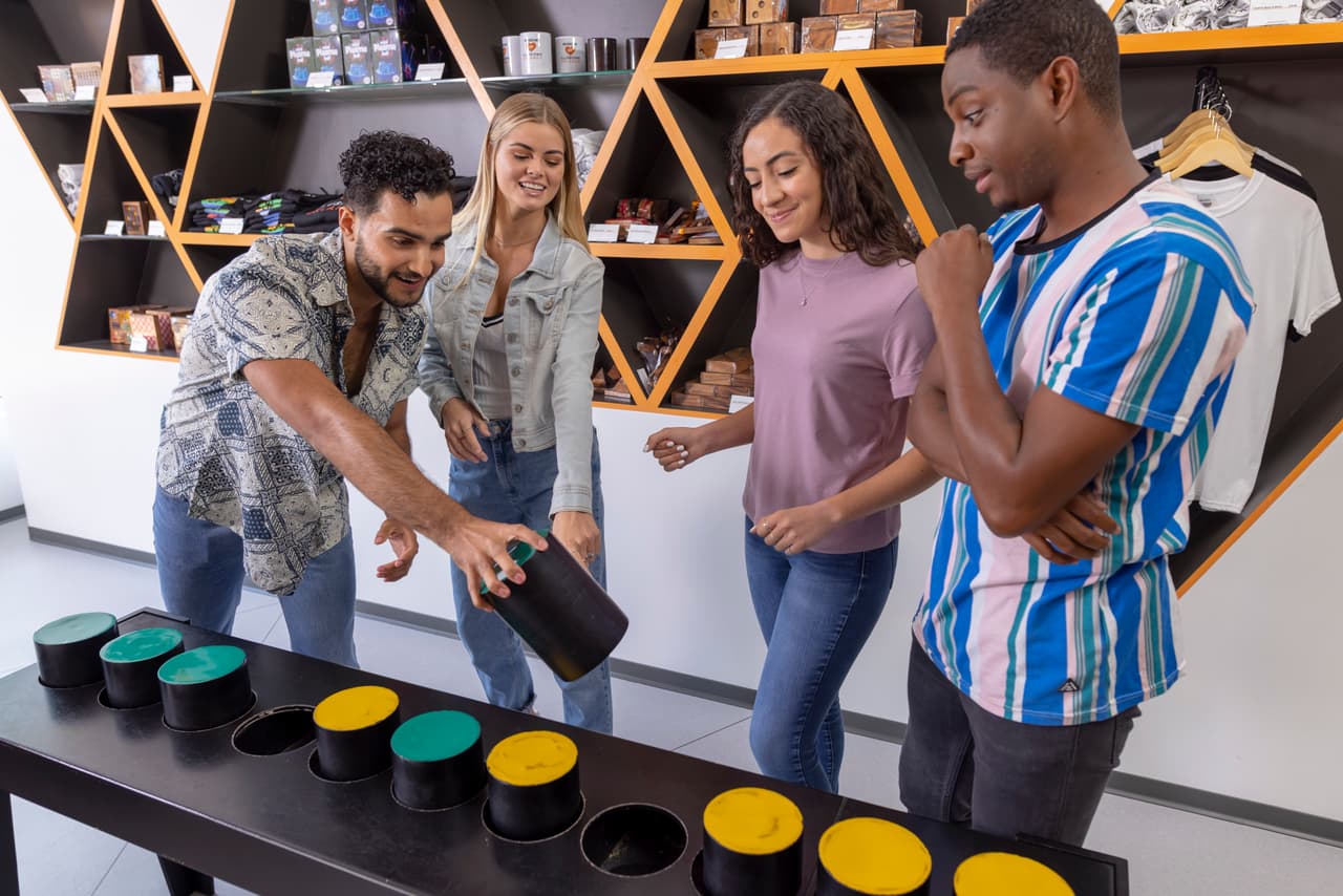 <b>Museo interactivo y educativo ideal para excursiones escolares. </b>El Museum of Illusions Orlando es ideal para maestros que buscan nuevas ideas para sus clases o planean futuras excursiones escolares. Con más de 50 exhibiciones interactivas basadas en ciencia, matemáticas y psicología, el museo ofrece una experiencia que combina aprendizaje y diversión práctica.