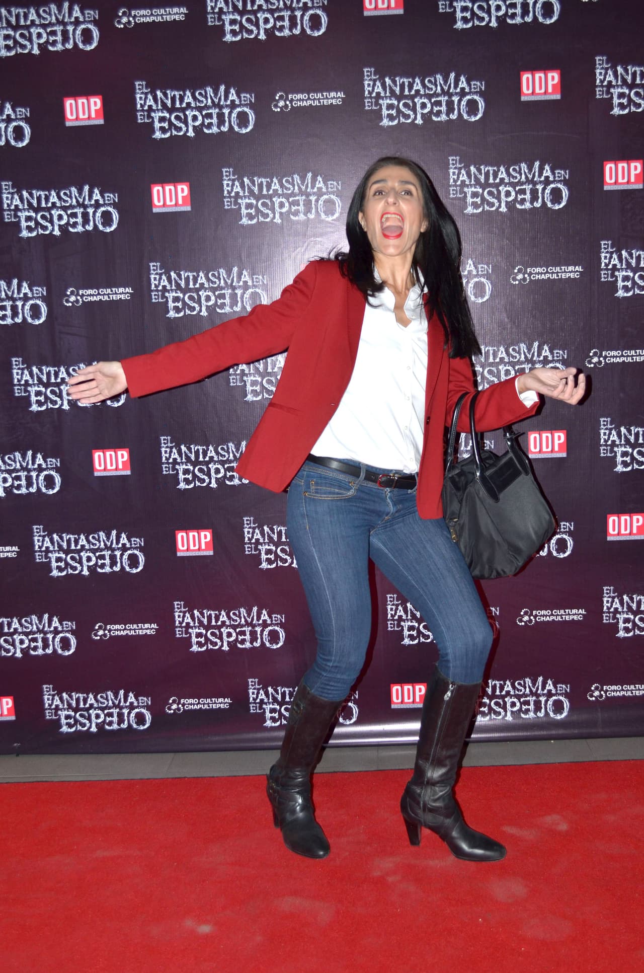 Justo entonces todo comenzó a aclararse, aunque la estrella de 
<b><a href="https://www.univision.com/galavision/lorenza-bebe-a-bordo-tendra-segunda-temporada" target="_blank">Lorenza, Bebé a Bordo</a></b>, seguía confundida. La mujer policía que le había preguntado de dónde era, le explicó a sus compañeros: 
<b>"'Tranquilos, la señorita está trayendo un té'".</b>