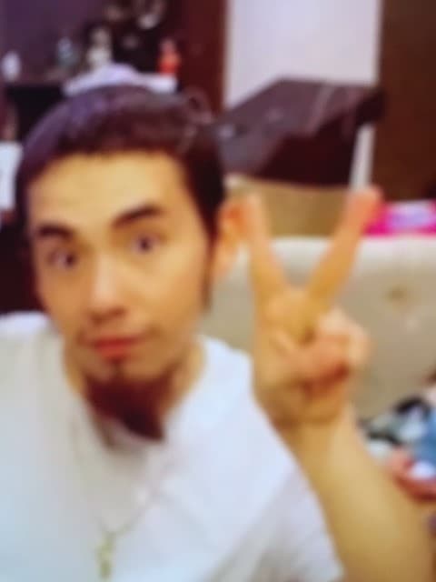 El presunto asesino, quien está armado y es considerado como “peligroso” por la policía, mide 6 pies y 1 pulgada, tiene cabello castaño y lleva barba.