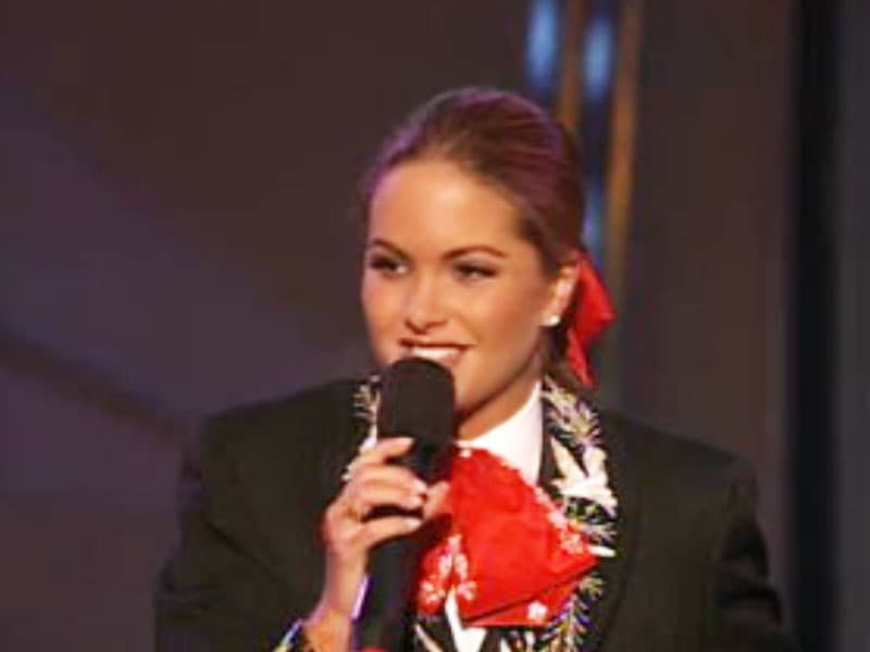 La primera vez que Lucero se presentó en Premio Lo Nuestro fue para llevarse el galardón en honor a las Jóvenes Estrellas en 1998.