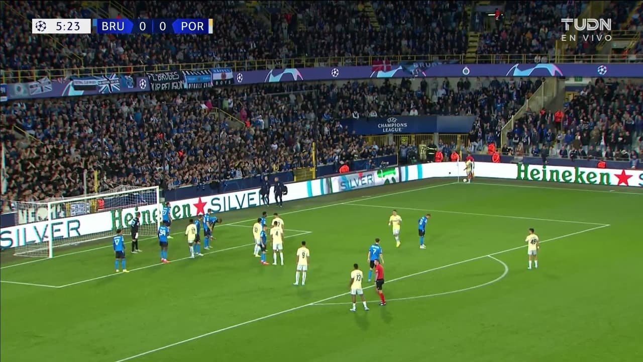 ¡TIRO ATAJADO! disparo por Mehdi Taremi.