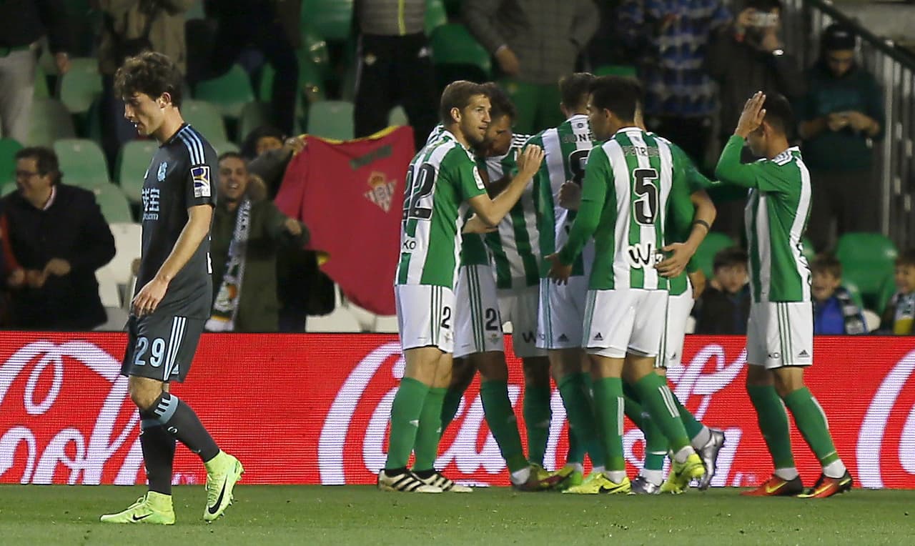 Sin embargo, el Real Betis Balompie logró la igualdad a los pocos minutos gracias a una anotación del argelino Aïssa Mandi, quien llegó esta temporada a reforzar al equipo desde el Reims de Francia.