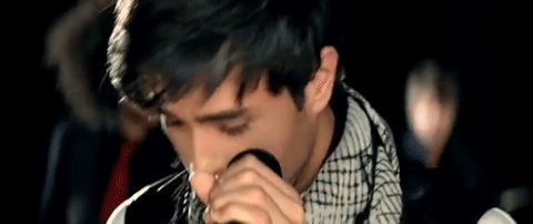 Al guapo Enrique Iglesias lo que más le fascina de una mujer, físicamente, son las piernas.