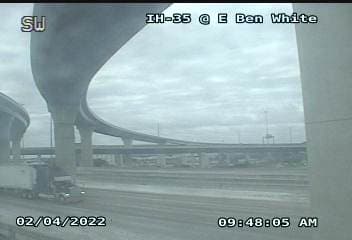 Con las bajas temperaturas y hielo de ayer, es probable que algunos 
<a href="https://www.univision.com/local/austin-kakw/capa-hielo-vias-asi-lucen-algunas-carreteras-en-el-area-de-austin-con-el-aviso-de-tormenta-invernal-fotos">caminos congelados continúen este viernes.</a>