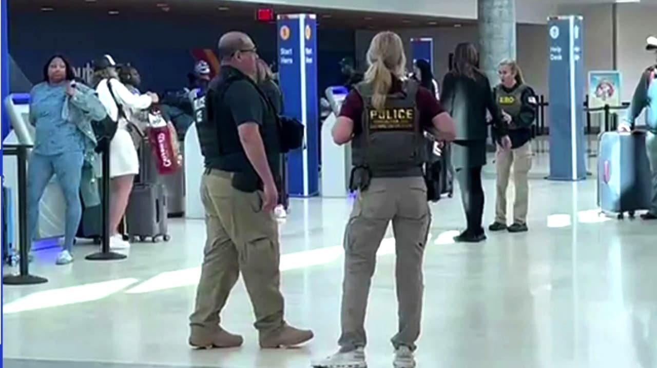 Agentes de ICE llegan al Aeropuerto George Bush de Houston para ayudar con las filas de la TSA