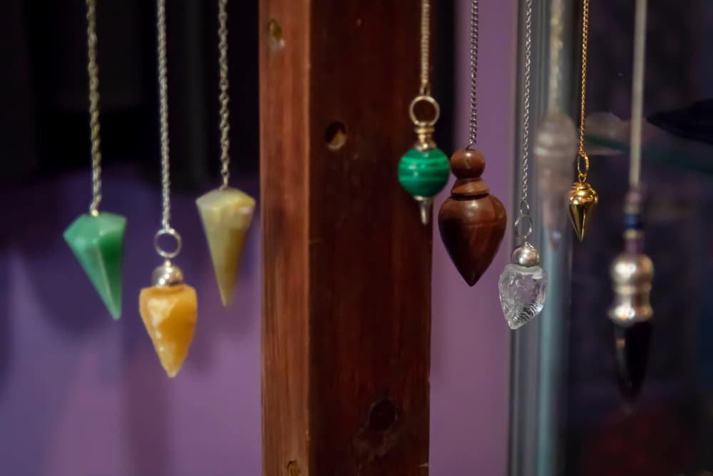 Sus formas son múltiples, pero en esencia es una especie de plomada, un objeto pesado colocado en el extremo de un cordel o hilo del que pende "de ahí su palabra- y que se observará en su desplazamiento para obtener respuestas y efectuar otras indagaciones.