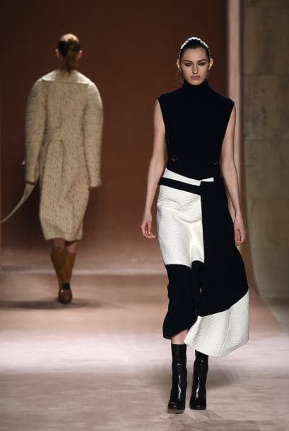 Estos colores combinados en bloques con un corte asimétrico, tal como en esta falda de la colección de Victoria Beckham, son apropiados para el trabajo.