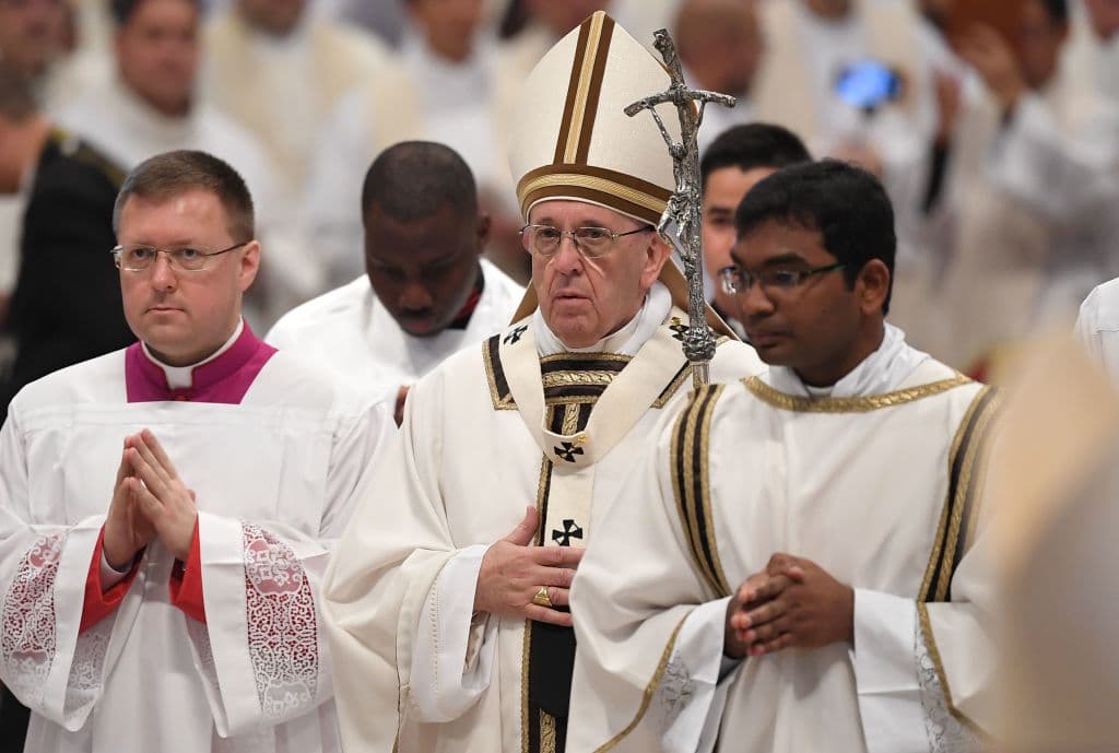 El Papa Francisco celebra la Santa Misa Crismal el Jueves Santo en el Vaticano.
