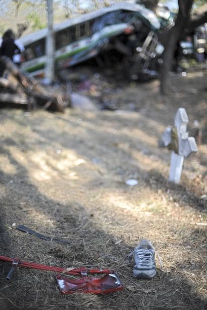 El jefe de accidentes de tránsito de la PNC, Otto Urrutia, dijo que el choque inició cuando un autobús paró en la carretera por desperfectos mecánicos sin colocar ninguna señal vial, mientras que otra de las unidades manejaba a más de 100 kilómetros por hora.