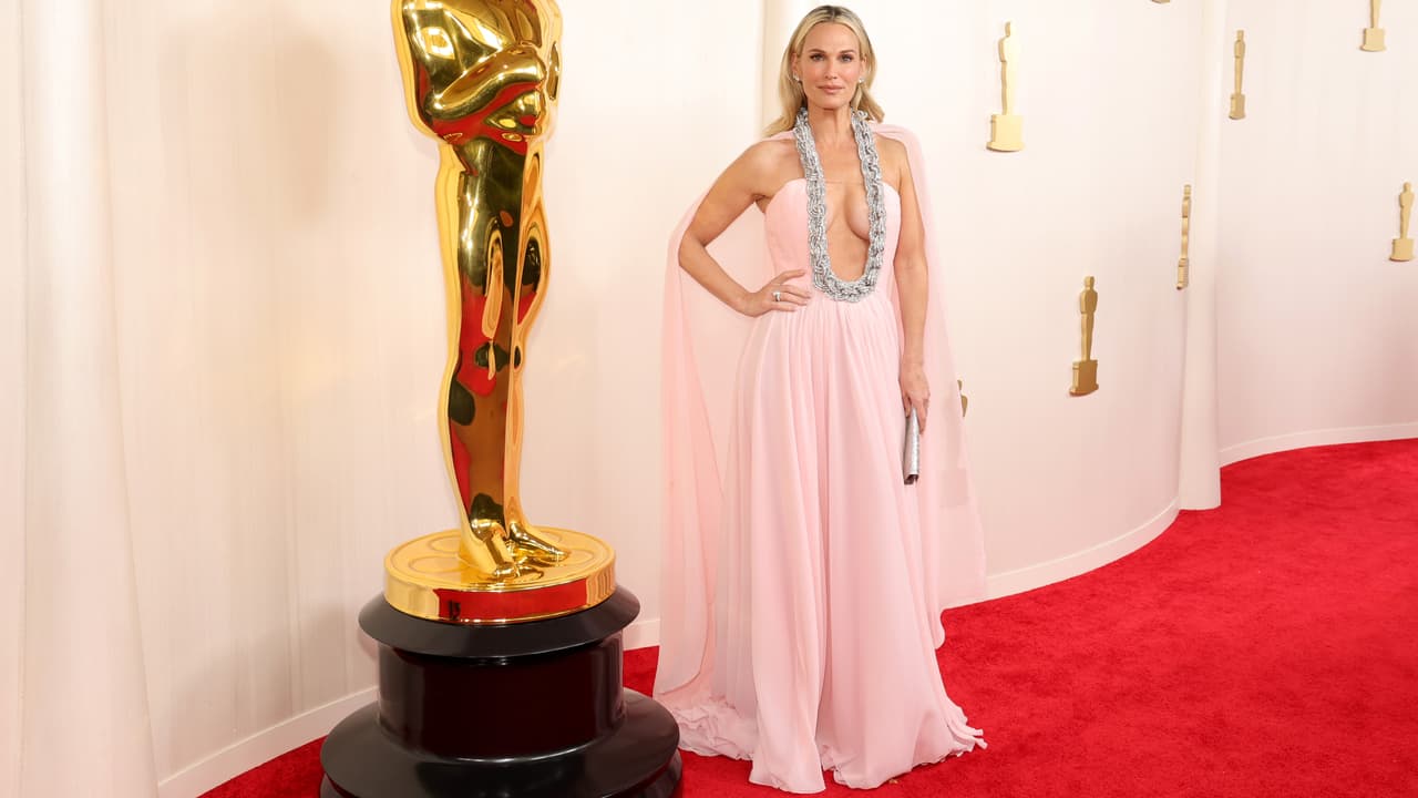Molly Sims complementó el look con este accesorio que fungió como collar.