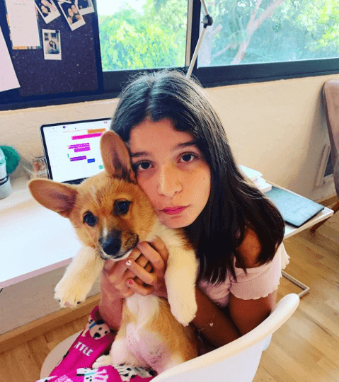 Nació el 9 de octubre del 2018; a sus 13 años ya es toda ya es toda una influencer en la moda en Internet. Y, aunque ya ha aparecido en pantalla, actualmente está alejada del medio.