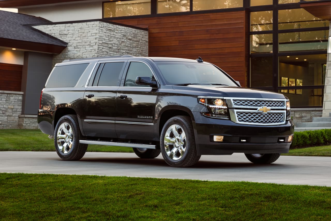 La Chevrolet Suburban cuenta con un motor V8 de 5.3 litros y 355 caballos de fuerza, así como un torque de 383 libras pie de torque.