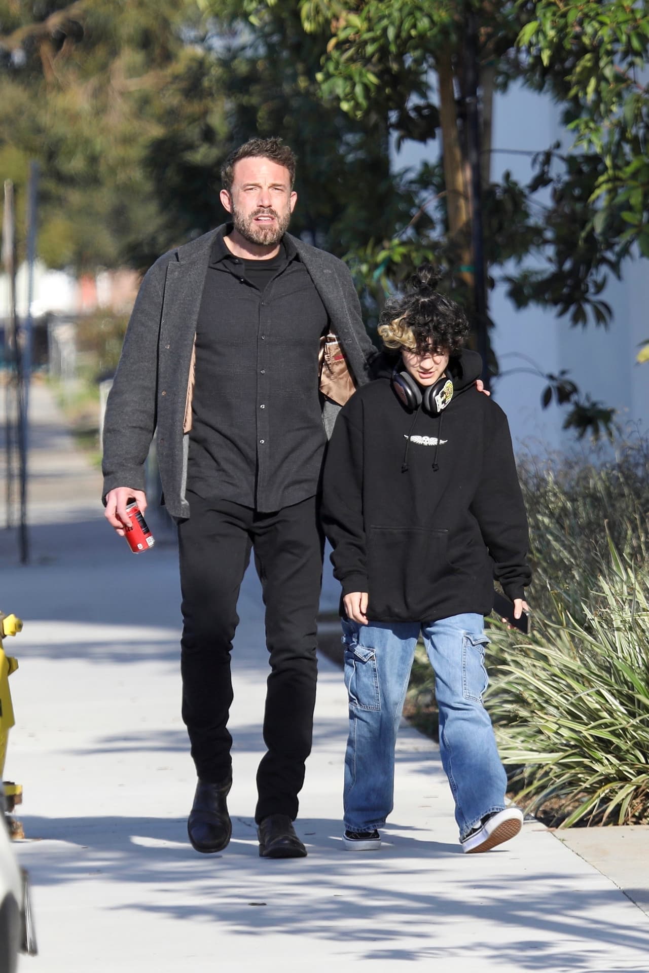 Ben eligió una chaqueta gris, camisa negra y pantalones negros con botas casuales del mismo color.
<br>