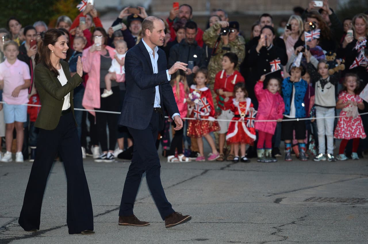 Kate Middleton y el príncipe William de visita en la base aérea británica de Chipre.