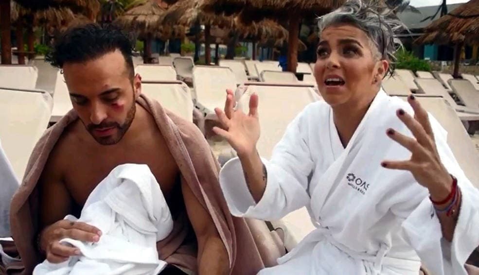 Durante una de las escenas, parte de la banda mexicana de pop aparecía en una lancha pesquera, cuando de pronto una fuerte ola volcó la embarcación.
<b>Minutos de angustia se vivieron cuando André 'Apio' Quijano no podía establecerse</b>, pero con ayuda de su staff pudieron salir del agua y rápidamente se afianzaron.
<br>