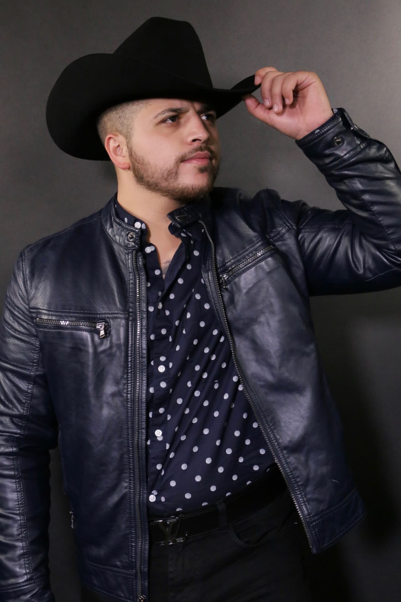 Aunque el cantante creció en California, nació en Michoacán, México por lo que siempre lleva a su patría en el corazón y en su forma de vestir.