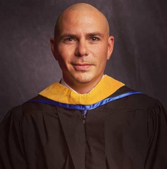 Y así lucía cuando le dieron hace un par de años su título honorario en el Doral College de Miami.