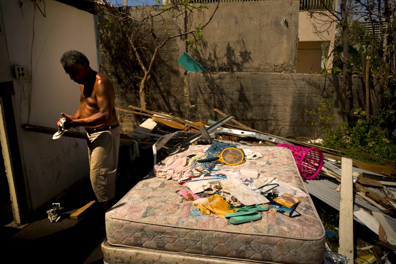 Efraín Díaz Figueroa se limpia las manos después de reparar el techo de la casa de su hermana destruida por el huracán María en San Juan. 9 de octubre de 2017.