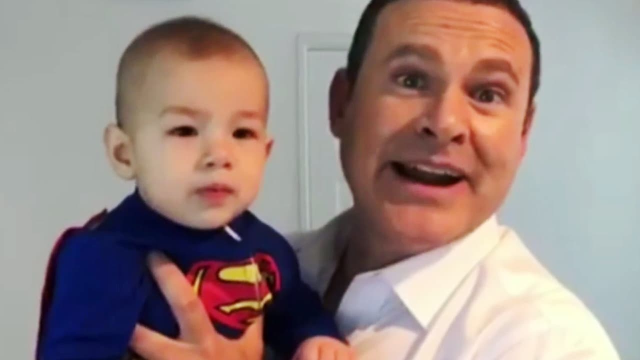 El conductor ya tuvo sus primeras aventuras con Liam. Por ejemplo, cuando cumplió 8 meses jugaron a los superhéroes aprovechando que el pequeño vestía de Superman, debido a que Cristy organizó una sesión de fotos.