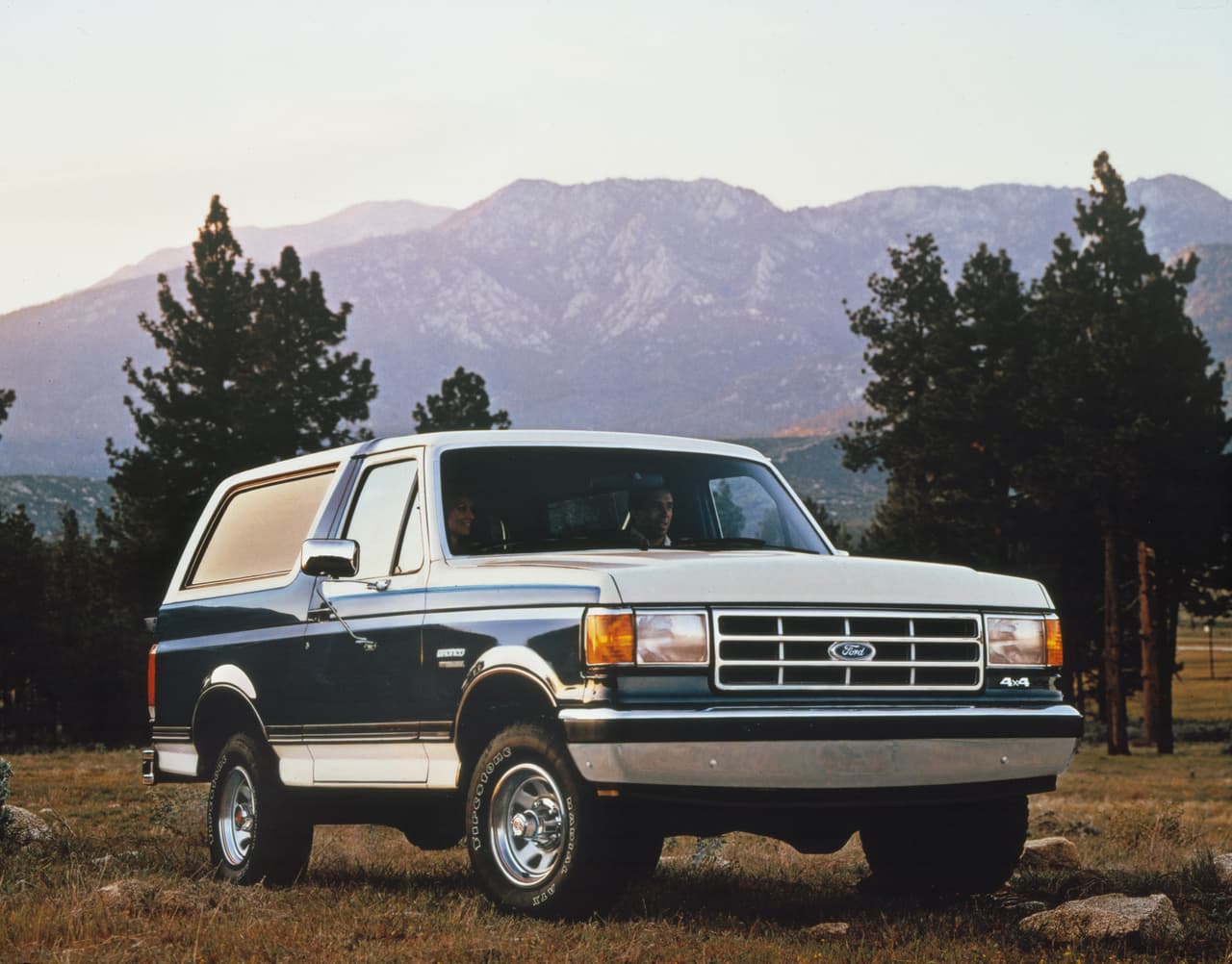 En 1986 con la llegada del Taurus, el diseño de Ford dio un vuelco importante hacía el aerodinamismo. La compañía hizo lo posible por adaptar ese look a la cuadrada y gigantesca Bronco cuya cuarta generación debutó con el nuevo aspecto. A partir de 1986 y hasta su descontinuación en 1997 todas las Ford Bronco fueron fabricadas en la planta de ensamblaje de Ford en Valencia, Venezuela. 
<br>