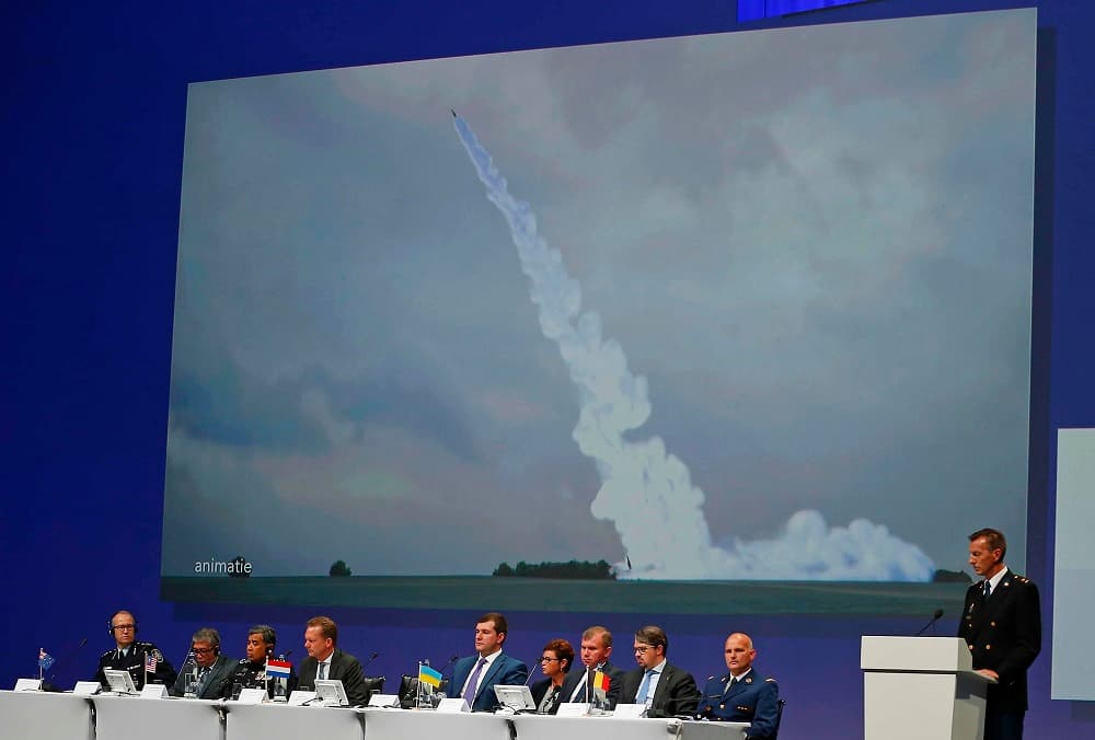 Wilbert Paulissen (d), del Equipo Internacional de Investigación, en la presentación de resultados sobre la investigación del derribo del vuelo MH17 de Malaysia Airlines en Nieuwegein, Holanda.